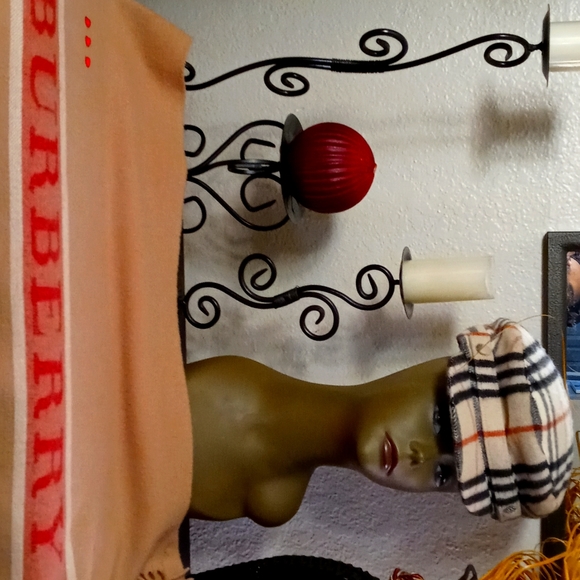 😍🥰 Authentic  Burberry Signature Scarf - Picture 2 of 2